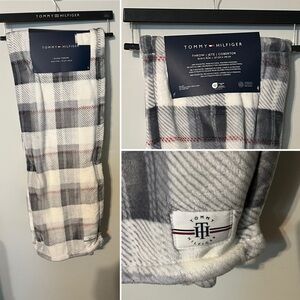 Tommy Hilfiger plush throw blanket plaid pattern 50 X 70
